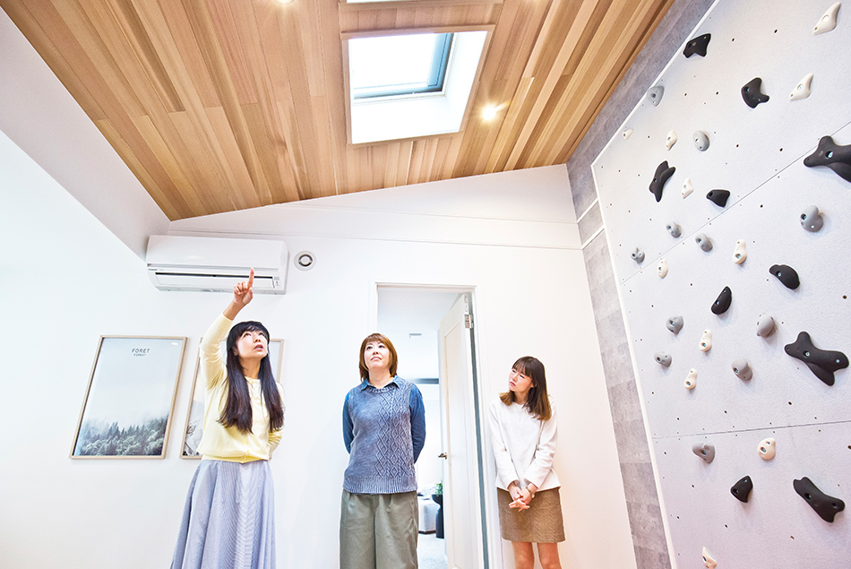 明るい日ざしが差し込む天窓